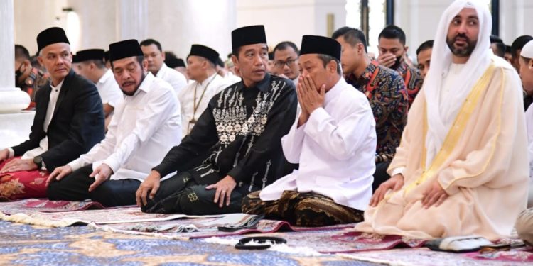 Presiden Jokowi dan melaksanakan salat Idulfitri 1444 Hijriah di Masjid Raya Sheikh Zayed, Kota Surakarta, Jawa Tengah, Sabtu 22/04/2023