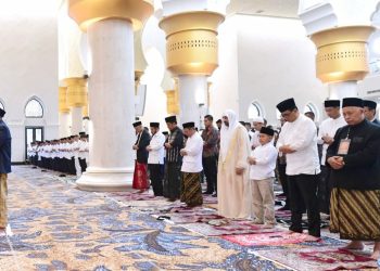 Presiden Joko Widodo dan Ibu Iriana Joko Widodo Melaksanakan Salat Idulfitri 1444 Hijriah di Masjid Raya Sheikh Zayed