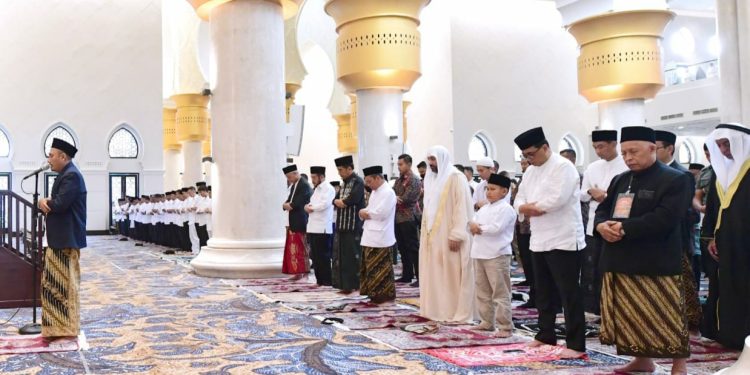Presiden Joko Widodo dan Ibu Iriana Joko Widodo Melaksanakan Salat Idulfitri 1444 Hijriah di Masjid Raya Sheikh Zayed