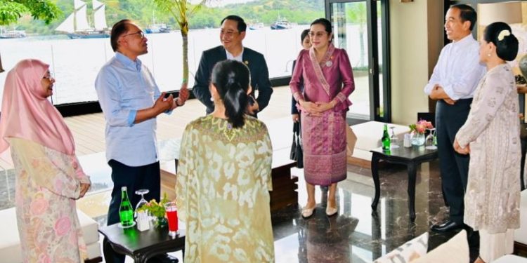 Para Pemimpin ASEAN Beserta Pendamping Berbincang Hangat di Sela KTT Ke-42