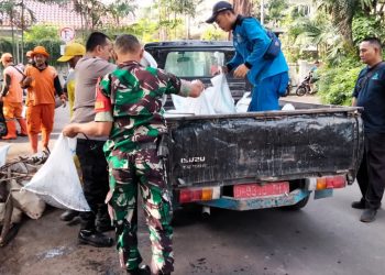 Babinsa Menteng Kerja Bakti Bersama Tiga Pilar Dan Warga