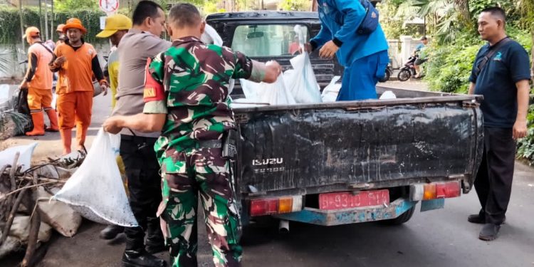 Babinsa Menteng Kerja Bakti Bersama Tiga Pilar Dan Warga