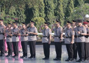 Jelang Hari Bhayangkara ke-77, Kapolda Metro jaya Dampingi Kapolri Ziarah dan Tabur Bunga di TMP Kalibata