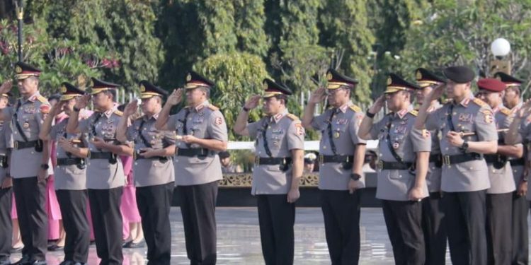 Jelang Hari Bhayangkara ke-77, Kapolda Metro jaya Dampingi Kapolri Ziarah dan Tabur Bunga di TMP Kalibata