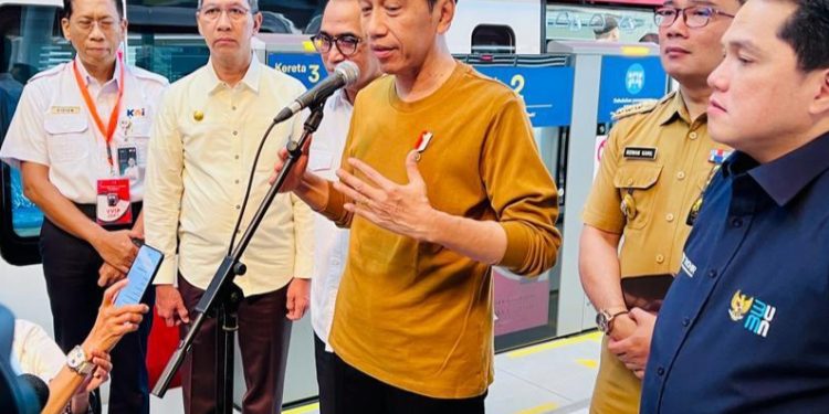 Presiden Jokowi Menyebut Bahwa Pembangunan Moda Transportasi LRT InI Merupakan Yang Pertama Kali di Indonesia