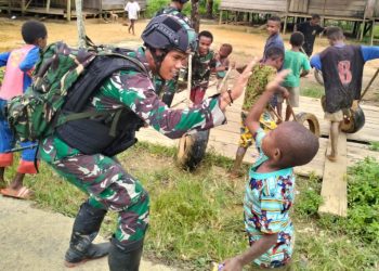 Menyebar Kebaikan Dengan Anak- Anak Papua, Satgas 310/KK Laksanakan Anjangsana di Kampung Yuruf 2