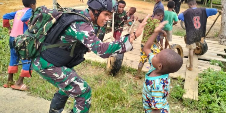 Menyebar Kebaikan Dengan Anak- Anak Papua, Satgas 310/KK Laksanakan Anjangsana di Kampung Yuruf 2