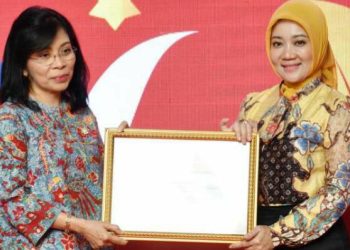Ketua Dekranasda Jabar Atalia Praratya dan Ridwan Kamil&nbsp; Mendapatkan Penghargaan&nbsp;