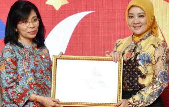 Ketua Dekranasda Jabar Atalia Praratya dan Ridwan Kamil&nbsp; Mendapatkan Penghargaan&nbsp;