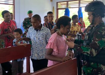 Satgas Yonif 310/KK berikan Keceriaan di Gereja St. Antonius Senggi, Distrik Senggi Keerom