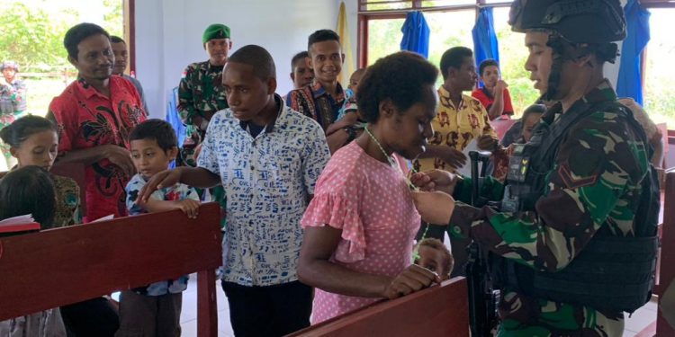 Satgas Yonif 310/KK berikan Keceriaan di Gereja St. Antonius Senggi, Distrik Senggi Keerom