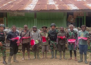 Satgas Yonif 310/KK Kunjungi Rumah Warga Lakukan Silaturahmi di Distrik Okbibab Pegunungan Bintang Papua
