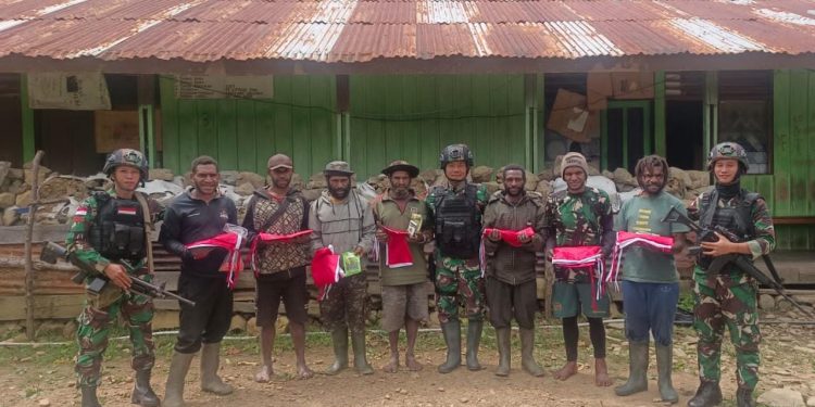 Satgas Yonif 310/KK Kunjungi Rumah Warga Lakukan Silaturahmi di Distrik Okbibab Pegunungan Bintang Papua