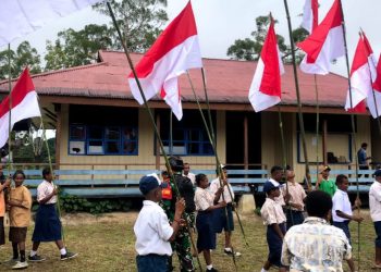 Merah Putihkan Jalan Di Perbatasan, Satgas Yonif 310/KK Bersama Pelajar Kibarkan Bendera Merah Putih