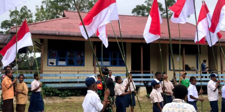 Merah Putihkan Jalan Di Perbatasan, Satgas Yonif 310/KK Bersama Pelajar Kibarkan Bendera Merah Putih