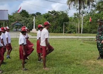 Satgas Yonif 310/KK Latih PBB Untuk Petugas Bendera Di Upacara HUT RI Ke 78