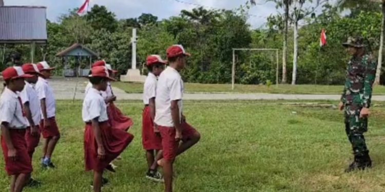 Satgas Yonif 310/KK Latih PBB Untuk Petugas Bendera Di Upacara HUT RI Ke 78