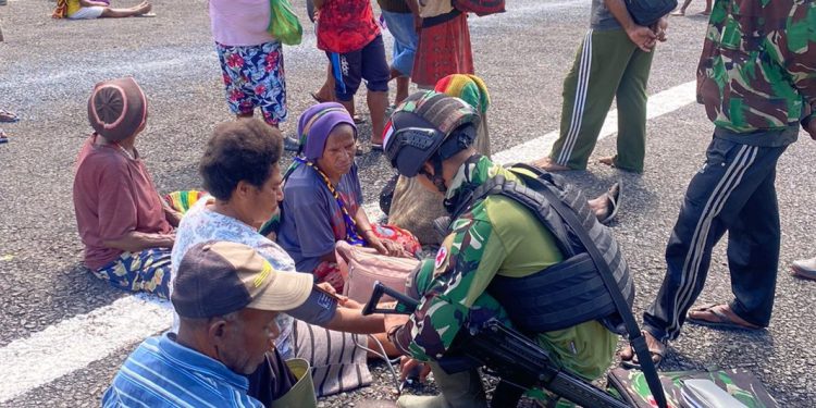Ciptakan Rasa Aman, Satgas Yonif 310/KK Komunikasi Sosial Bersana Warga Pegunungan Bintang Papua