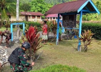 Beri Suasana Nyaman Dalam Beribadah, Satgas Yonif 310/KK Bersama Warga Bersihkan Gereja Berkat Di Kampung Batom, Papua Pegunungan