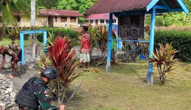 Beri Suasana Nyaman Dalam Beribadah, Satgas Yonif 310/KK Bersama Warga Bersihkan Gereja Berkat Di Kampung Batom, Papua Pegunungan