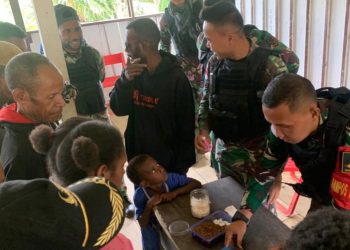 Peringati HUT RI ke 78, Satgas Yonif 310/KK disambut Warga Perbatasan dan Berikan Bantuan