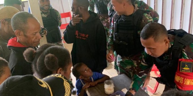 Peringati HUT RI ke 78, Satgas Yonif 310/KK disambut Warga Perbatasan dan Berikan Bantuan