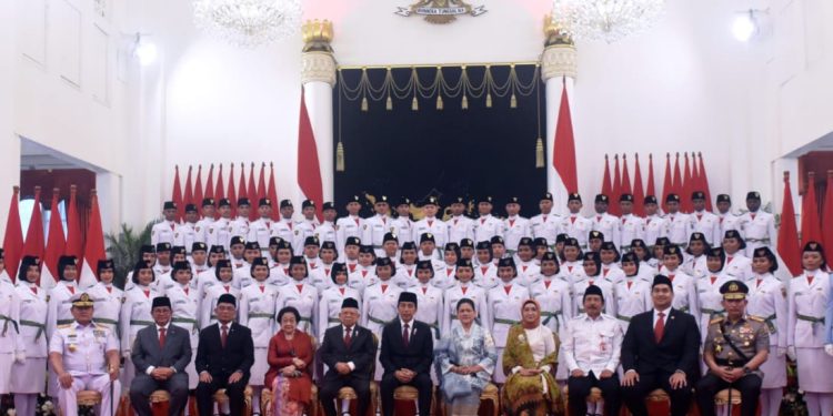 Presiden Jokowi Saat Mengukuhkan Paskibraka di Istana Negara