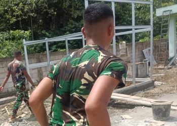 Satgas Yonif 310/KK Berpartisipasi Bangun Rumah Daya dan PLTS untuk Puskesmas di Perbatasan RI-PNG