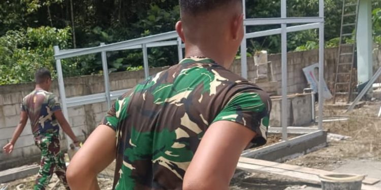 Satgas Yonif 310/KK Berpartisipasi Bangun Rumah Daya dan PLTS untuk Puskesmas di Perbatasan RI-PNG