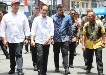 Menpora RI  Dito Ariotedjo Mendampingi Presiden Joko Widodo Meninjau Pasar Sukaramai di Medan, Sumatera Utara 