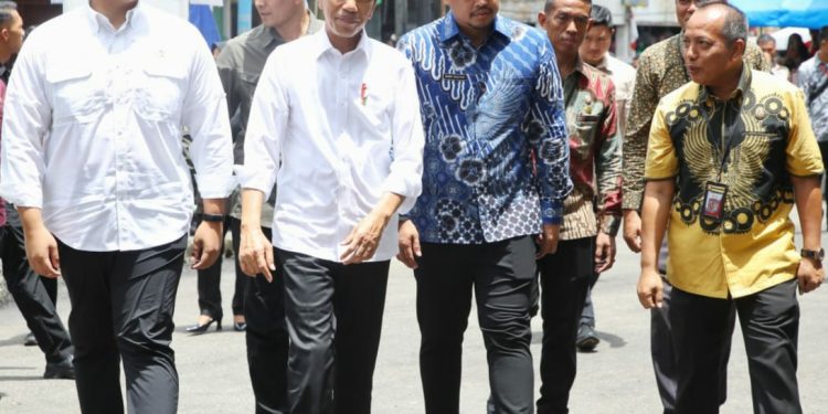 Menpora RI  Dito Ariotedjo Mendampingi Presiden Joko Widodo Meninjau Pasar Sukaramai di Medan, Sumatera Utara 