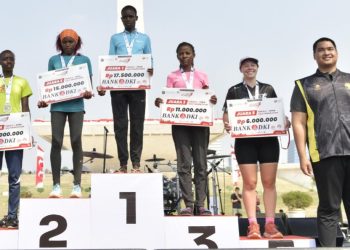 Menpora Dito Mengalungkan Medali Dan Memberikan Hadiah Kepada Para Peserta Lari Yang Menjadi Juara.