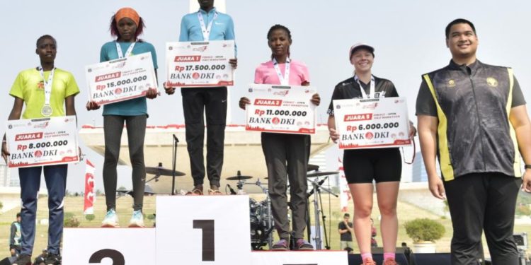 Menpora Dito Mengalungkan Medali Dan Memberikan Hadiah Kepada Para Peserta Lari Yang Menjadi Juara.