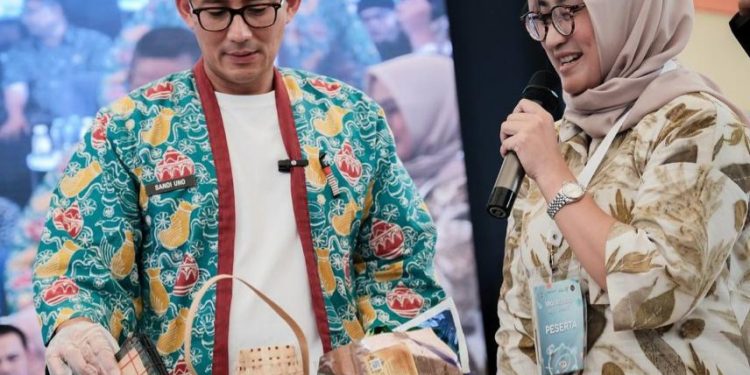 Menparekraf Ditantang Pelaku Ekraf Serang Buat Batik Ecoprint Teknik Shibori