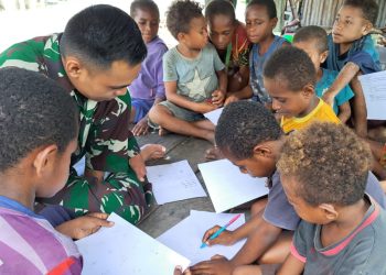 Satgas Yonif 310/KK Ajarkan Anak anak Perbatasan Membaca dan Berhitung
