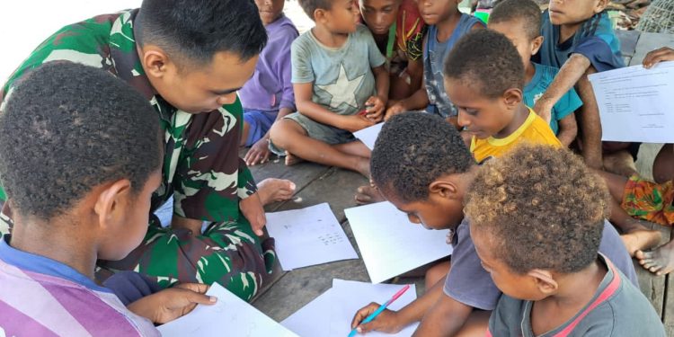 Satgas Yonif 310/KK Ajarkan Anak anak Perbatasan Membaca dan Berhitung