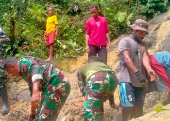 Alirkan Kembali Air Bersih, Satgas Yonif 310/KK Bersama Warga Gotong Royong Hidupkan Mata Air Di Perbatasan RI-PNG
