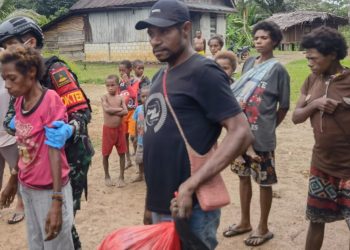 Aksi Cepat Tanggap, Satgas Yonif 310/KK Evakuasi Warga Sakit Di Perbatasan RI-PNG