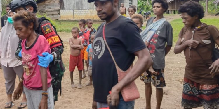 Aksi Cepat Tanggap, Satgas Yonif 310/KK Evakuasi Warga Sakit Di Perbatasan RI-PNG