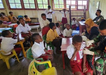 Peduli Kesehatan Anak Papua, Satgas Yonif 310/KK Lakukan Imunisasi di Perbatasan RI-PNG