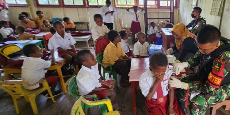 Peduli Kesehatan Anak Papua, Satgas Yonif 310/KK Lakukan Imunisasi di Perbatasan RI-PNG