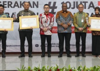 Kemendagri Beri Penghargaan Kepada Pemda Yang Mendukung Gerakan Pembagian 10 Juta Bendera Merah Putih