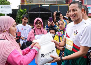 Menparekraf Serahkan Bantuan Sembako Kepada Pelaku UMKM&nbsp;