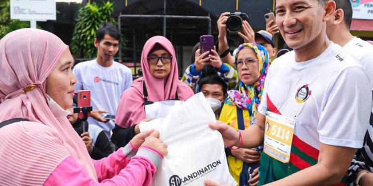 Menparekraf Serahkan Bantuan Sembako Kepada Pelaku UMKM&nbsp;