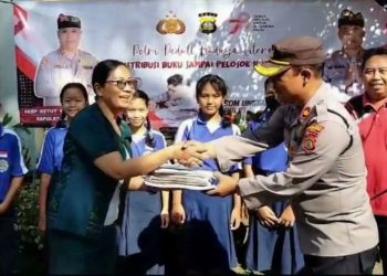 Penyerahan Buku Bacaan Semoga Dapat Bermanfaat