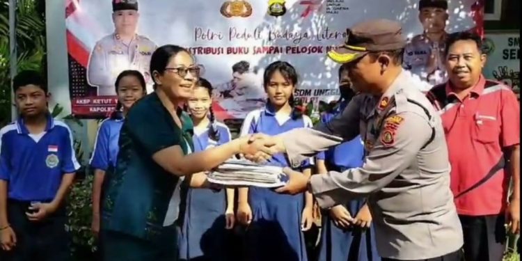 Penyerahan Buku Bacaan Semoga Dapat Bermanfaat