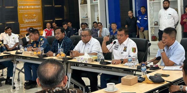 Bustami Memastikan Bahwa Tenaga Kuli Bongkar Muat (TKBM) Pelabuhan Masih Sangat Dibutuhkan