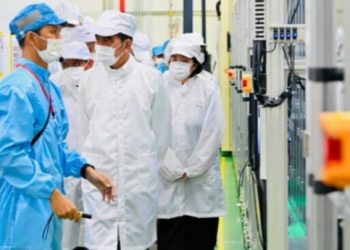 Presiden Joko Widodo Meninjau Langsung Pabrik Baterai Mobil Listrik PT Hyundai LG Industry&nbsp;