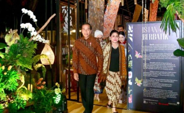 Presiden Joko Widodo Mengatakan Bahwa Masyarakat Indonesia Harus Bangga Memiliki Batik Sebagai Salah Satu Karya Seni Dan Warisan Budaya 