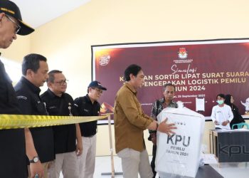 KPU Gelar Simulasi Kegiatan Sortir Lipat Surat Suara dan Pengepakan Logistik Pemilu 2024 di Banggai